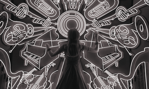 photo-femme-devant-images-instruments-progresser-à-la-guitare-en-musique