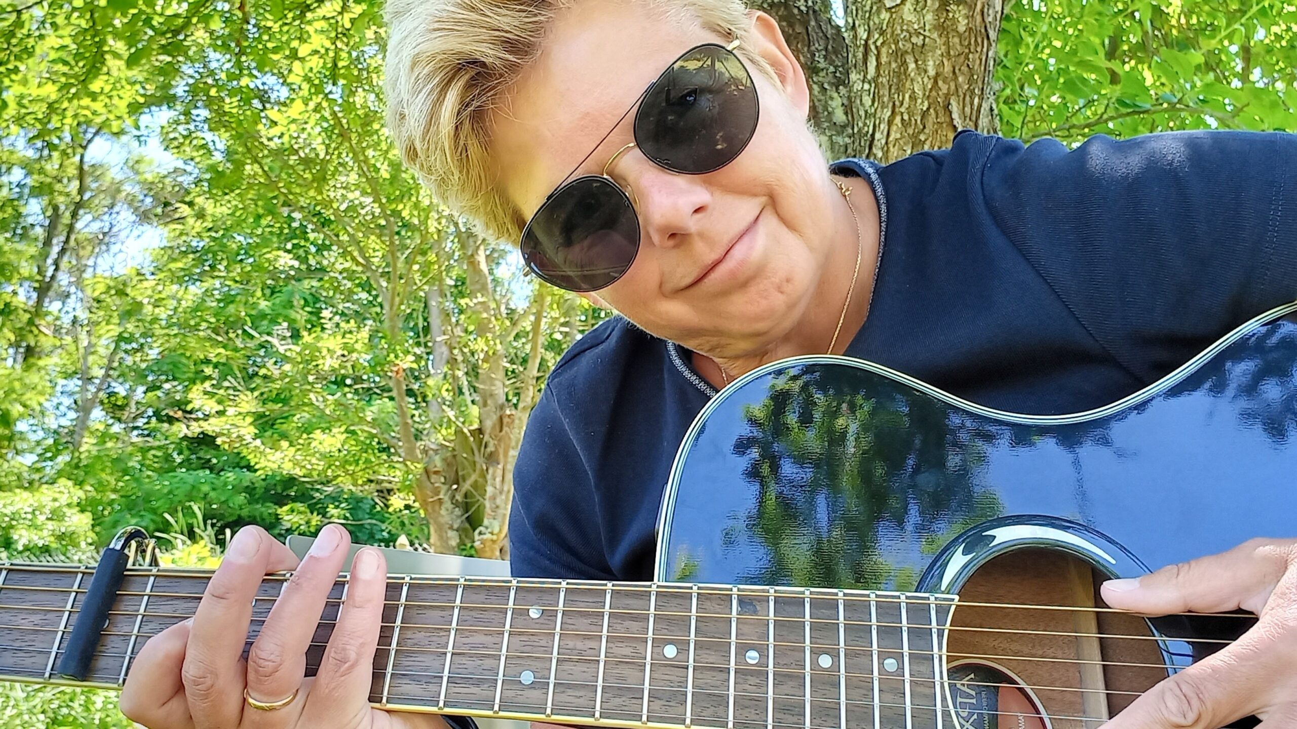 Fabienne Moreau photo avec une guitare 1