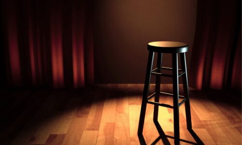 Tabouret videéclairé au milieu d'une scène adrenaline-cortisol-trac-musicien