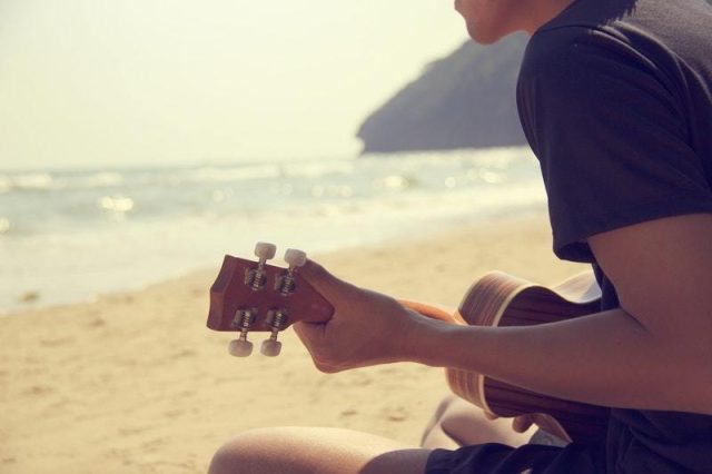 photo-plage-musicien-guitare-travailler-efficacement-son-instrument