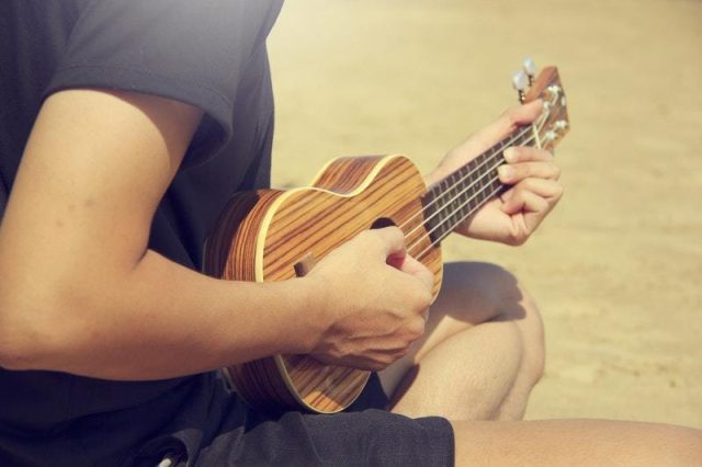photo-plage-musicien-youkoulélé-